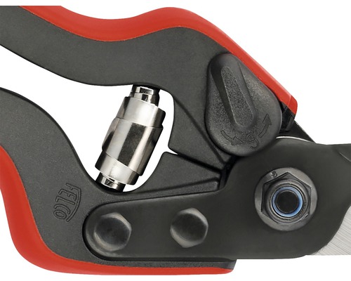 Vue détaillée d''un sécateur avec mécanisme à ressort et dispositif de réglage.