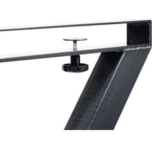 Vue détaillée d''un pied de table en métal avec vis de réglage