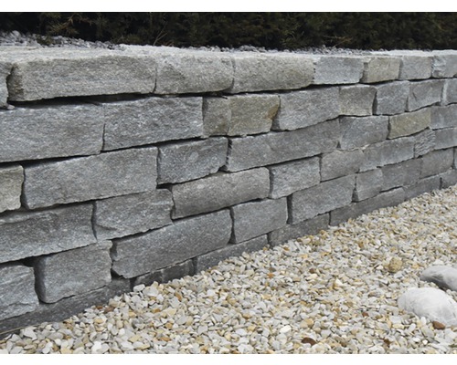 Mur en pierre naturelle grise dans le jardin