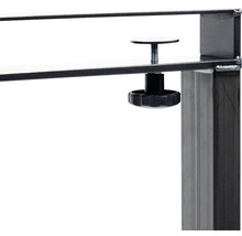 Gros plan d''un bouton de blocage noir sur une construction métallique.