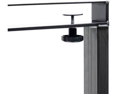 Gros plan d''un bouton de blocage noir sur une construction métallique.