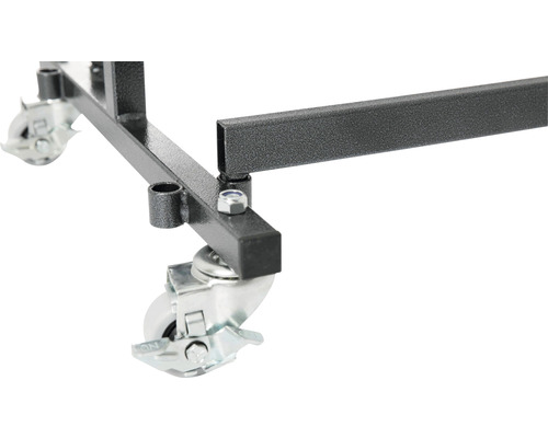 Gros plan d''un chariot de transport avec roulettes.