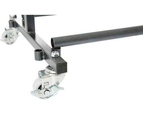 Gros plan du châssis avec roulettes d''un chariot d''atelier