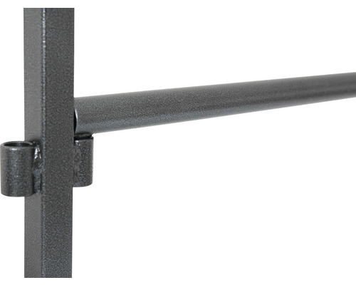 Vue détaillée d''une construction métallique grise avec une barre