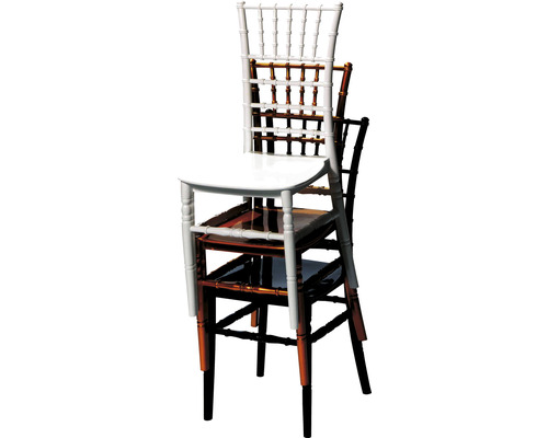 Chaises Chiavari empilées en bois