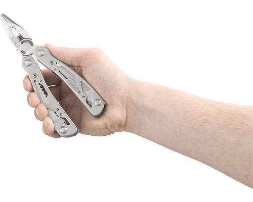 Eine Hand hält ein Stanley Multitool aus Stahl.