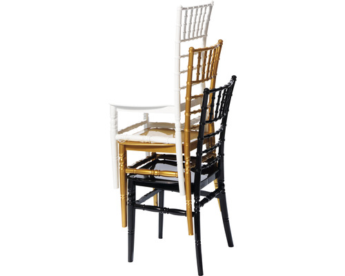 Pile de trois chaises