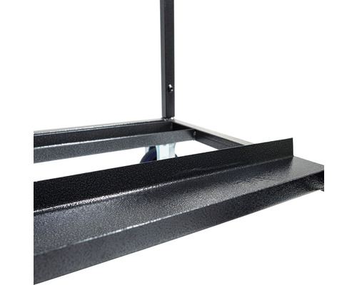 Gros plan d''un chariot d''atelier avec roulettes