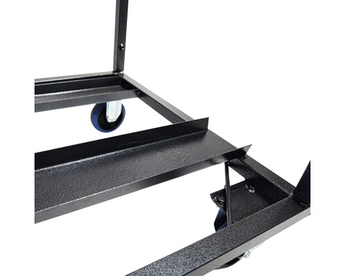 Gros plan d''un chariot de transport en métal avec roulettes.