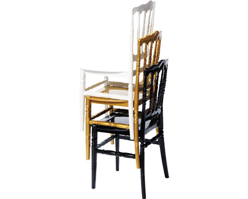 Chaises en bois empilées en différentes finitions