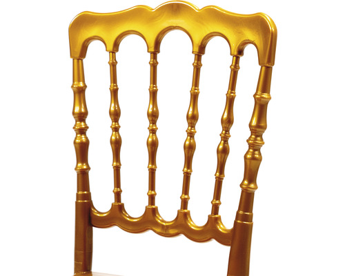 Gros plan du dossier d''une chaise de banquet dorée.