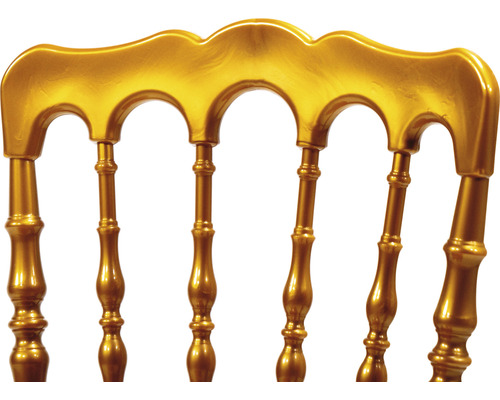 Gros plan du dossier d''une chaise dorée