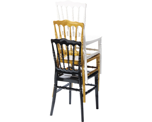 Pile de chaises blanches, dorées et noires