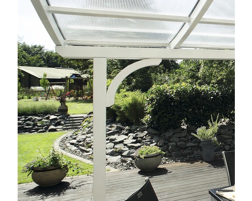 Vue détaillée d''un toit de terrasse avec cadre blanc et toit transparent dans un jardin.