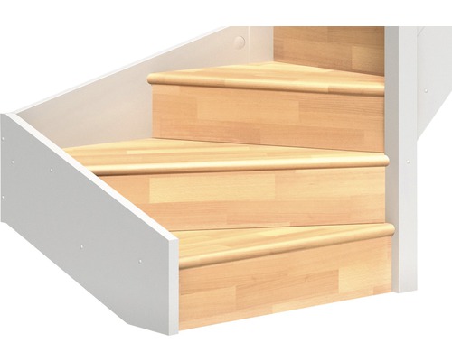 Vue détaillée d''un escalier avec marches en bois et rampe blanche