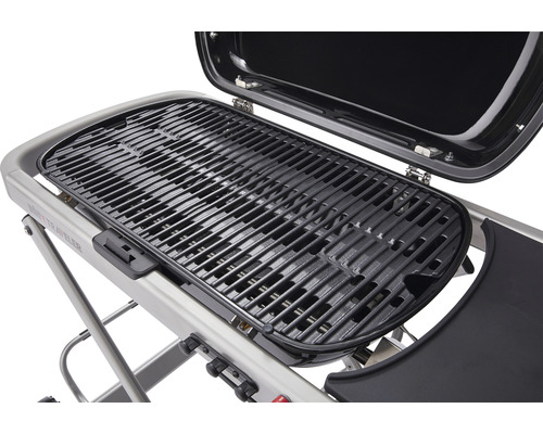 Tragbarer Grill mit Grillrost und geöffnetem Deckel.