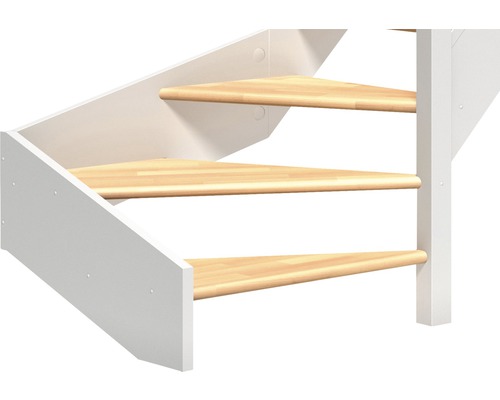 Detailaufnahme einer Raumspartreppe mit Stufen aus Holz und weissem Treppengeländer.