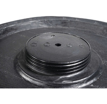 Gros plan d''un robinet de tonneau de récupération d''eau de pluie noir