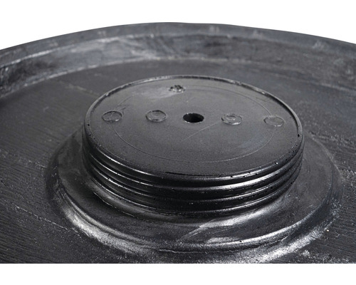 Gros plan d''un robinet de tonneau de récupération d''eau de pluie noir