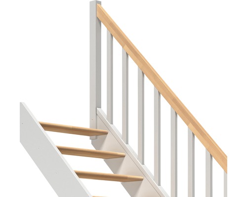 Detailansicht einer Treppe mit Holzstufen und weissem Geländer