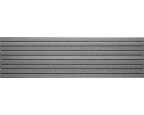 Graue Fassadenverkleidung mit horizontaler Rillenstruktur