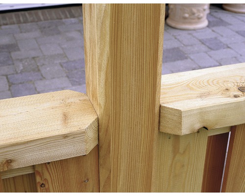 Vue détaillée d''une clôture en bois avec des poteaux et des traverses.