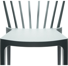 Gros plan d''une chaise en plastique avec dossier