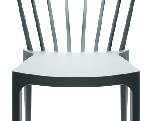 Gros plan d''une chaise en plastique avec dossier