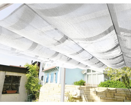 Voile d''ombrage recouvrant un espace extérieur