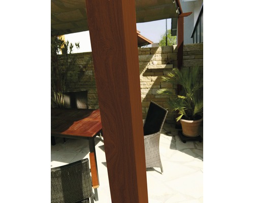 Vue détaillée d''un poteau en bois à l''extérieur avec des meubles de terrasse