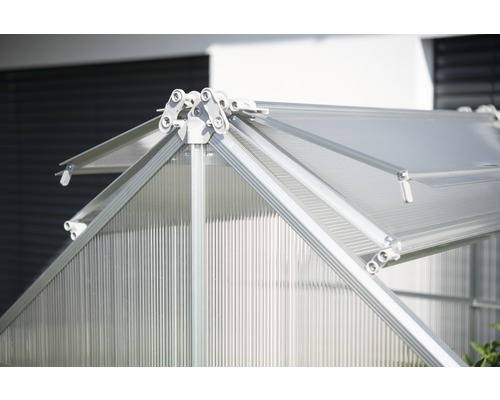 Vue détaillée d''une serre avec cadre en aluminium et vitrage transparent