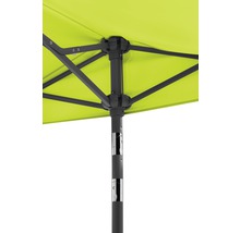 Detailansicht eines Sonnenschirms mit Gestell und Mast