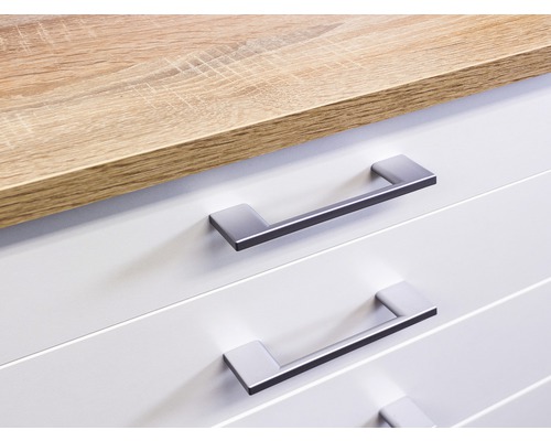 Gros plan sur une commode avec tiroirs et poignées