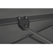 Vue détaillée de la connexion métallique d''un parasol