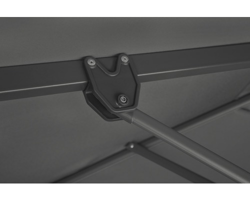 Vue détaillée de la connexion métallique d''un parasol