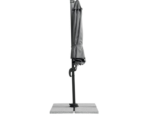 Parasol excentré fermé avec plaque de base pour le jardin.