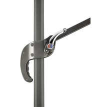 Detailansicht eines Hebels zur Bedienung eines Sonnenschirms