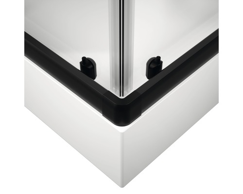 Vue détaillée d''une cabine de douche avec cadre noir et paroi de douche