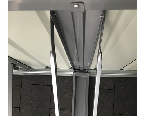 Vue détaillée du cadre métallique d''une construction d''abri de jardin.