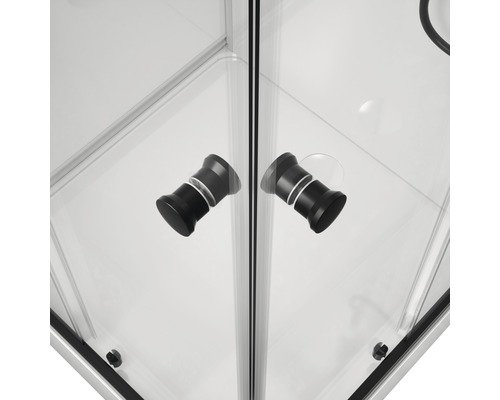 Vue détaillée d''une cabine de douche avec poignées