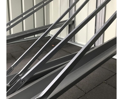 Entretoises métalliques à l''intérieur d''une cabane de jardin