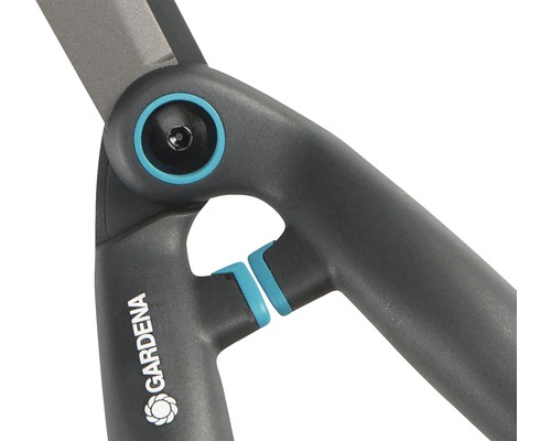 Gros plan sur un taille-haie avec le logo Gardena