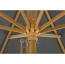 Vue détaillée d''un parasol en bois avec mécanisme à manivelle