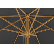 Vue détaillée d''un parasol avec structure en bois et revêtement en tissu foncé