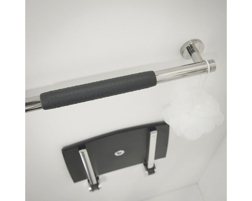 Haltegriff aus Edelstahl mit einer Duschsitzgelegenheit im Hintergrund