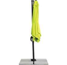 Geschlossener Ampelschirm mit Schirmständer