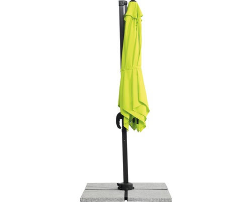 Geschlossener Ampelschirm mit Schirmständer