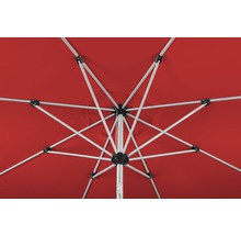 Vue du dessous d''un parasol rouge avec armature métallique