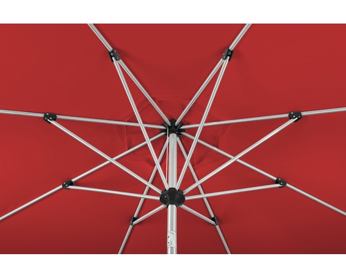 Vue du dessous d''un parasol rouge avec armature métallique