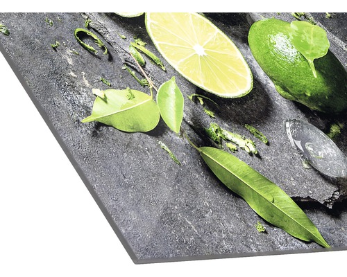 Dekorplatte mit Limetten, Blättern und Wassertropfen